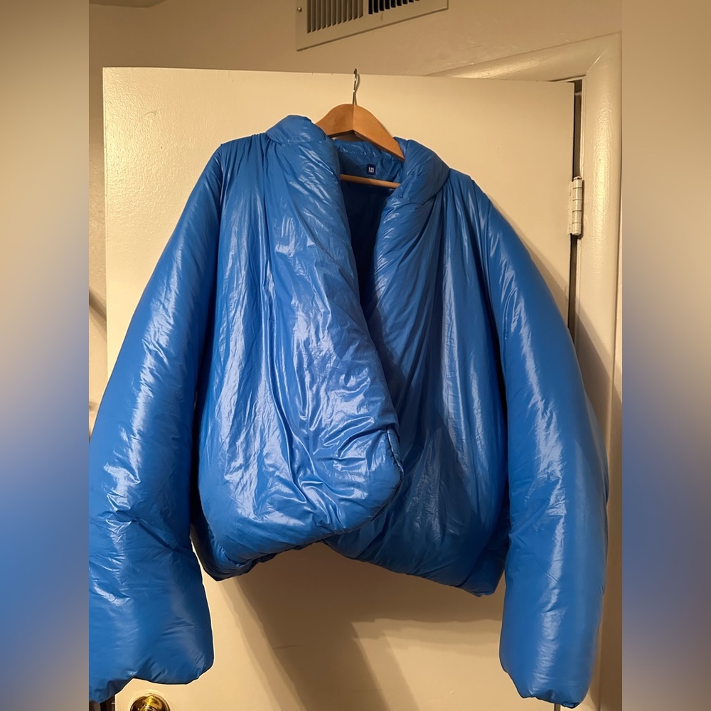 YZY for Gap super puffer jacket. Unisex SZ Sm. Cinches at waist for snug fit.